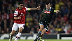 Fotbalista Arsenalu Mikel Arteta (vlevo) a Marek Hamík z Neapole
