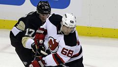 �eský hokejista New Jersey Devils Jaromír Jágr (vpravo) a Dustin Jeffrey  z Pittsburghu Penguins