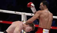 Ukrajinský boxer Vladimir Kli�ko (vlevo) a Alexandr Pov�tkin z Ruska 