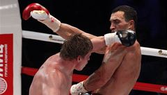 Ukrajinský boxer Vladimir Kli�ko (vpravo) a Alexandr Pov�tkin z Ruska