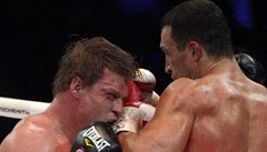 Ukrajinský boxer Vladimir Kli�ko (vpravo) a Alexandr Pov�tkin z Ruska