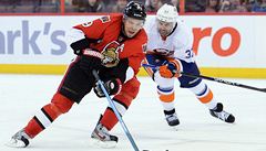 �eský hokejista Ottawy Senators Milan Michálek (vlevo) a Brian Strait  z New Yorku Islanders