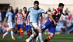 Fotbalista Atlétika Madrid Diego Costa (vpravo) a Andreu Fontas z Celty Vigo