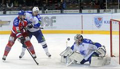 Lev Praha - Ni�n�kamsk. Zleva Ji�í Novotný z HC Lev Praha a Vitalij �ulakov a Alexandr Sudnicin z Ni�n�kamsku