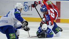 Lev Praha - Ni�n�kamsk. Ji�í Seká� z HC Lev Praha a Nikolaj B�lov (le�ící) z Ni�n�kamsku