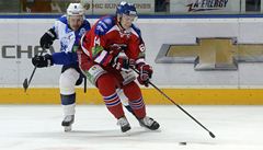 Lev Praha - Ni�n�kamsk. leva Martin Cibák z Ni�n�kamsku a Ji�í Seká� z HC Lev Praha