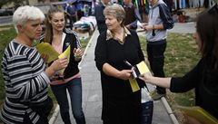 Dobrovolníci rozdávají letáky obsahující základní informace o sítání 