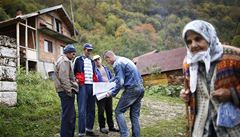 S�ítací komisa� Elvis Spijudi� (vpravo) ve vesnici Kru�ev Do, le�ící nedaleko Srebrenice