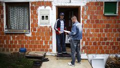 Sítací komisa Spijudi pedává sítací arch obyvateli vi Kruev Do