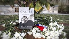 Detail stolku p�i slavnostním odhalení památníku