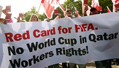 "ervená karta pro FIFA. NE Svtovému poháru v Kataru. Práva dlník!"