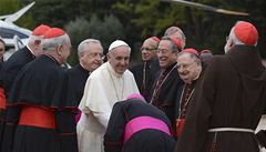 Pape� Franti�ek v obklopení kardinál�