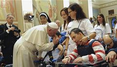 Pape� Franti�ek se v Assisi setkal s handicapovanými lidmi, kterým po�ehnal