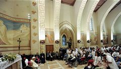 Pape� Franti�ek hovo�í na setkání s handicapovanými lidmi v kostele ve m�st� Assisi