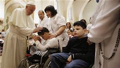 Papež František žehná handicapovanému chlapci | na serveru Lidovky.cz | aktuální zprávy