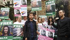 Protest� v Londýn� se zú�astnili i známí um�lci: hudebník Damon Albarn (vlevo) a herec Jude Law (vpravo)