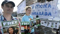 Protestuje se i v Praze. Aktivisté Greenpeace si pronajali lo� na Ra�ínov� náb�e�í a nazvali ji "arktickou ambasádou". Akcí cht�jí upozornit na vazbu uvalenou na kolegy v Rusku kv�li údajnému pirátství. 