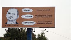 Kecal a lenoch, stlo na billboardu s Hakem. Ten podnikne prvn kroky