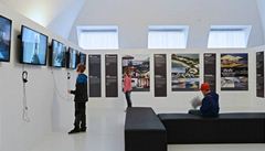 Plakáty, videa, p�es 200 model�. Výstava Architecture Weeku v Ji�ském klá�te�e.
