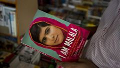 P�íb�h Malalaj v kni�ním vydání. Kní�ka vy�la i v jejím rodném Pákistánu.