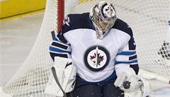 Pavelec zasahuje proti stele Halla.