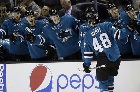 San Jose udolalo i s pispním jedné branky devatenáctiletého útoníka Tomá Hertla doma Ottawu 3:2 a udrelo si v novém roníku NHL neporazitelnost. 