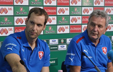 Fotogalerie: Brankář české fotbalové reprezentace Petr Čech (vlevo) a  trenér Josef Pešice