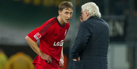 Fotbalista Leverkusenu Stefan Kiessling (vlevo) a sportovní editel klubu Rudi...
