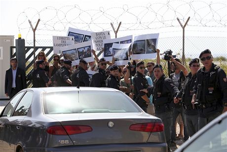Obyvatelé Lampedusy protestují proti imigraní politice EU. Pokozuje nejen bence, ale i nás, tvrdí