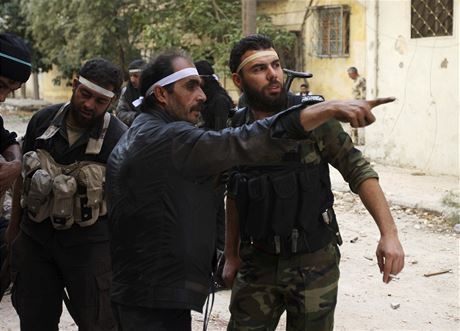 Syrtí povstaletí vojáci v provincii Aleppo