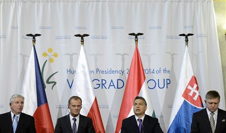 Pondlní budapeský summit premiér zemí tzv. visegrádské tyky. Zleva Jií Rusnok, Donald Tusk, Viktor Orbán a Robert Fico 