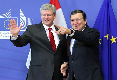 Kanadský premiér Stephen Harper (vlevo) a éf Evropské komise José Barroso