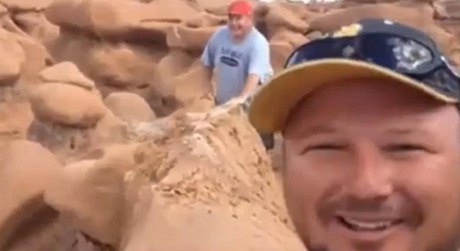 "Chtli jsme jen vyzkouet jeho bezpenost." Tak vysvtlila parta amerických turist, pro v národním parku Goblin Valley v Utahu zniili skalní balvan starý 200 milion let.