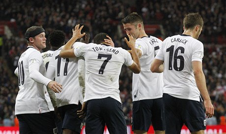 Fotbalisté Anglie se radují, s íslem sedm je stelec gólu Andros Townsend