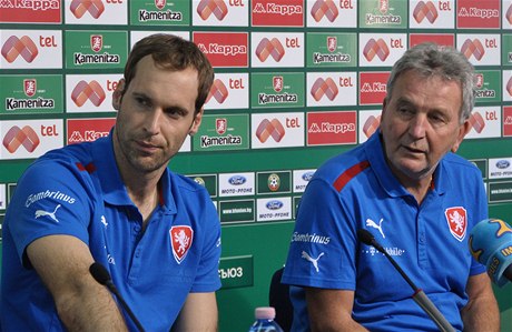 Branká eské fotbalové reprezentace Petr ech (vlevo) a trenér Josef Peice