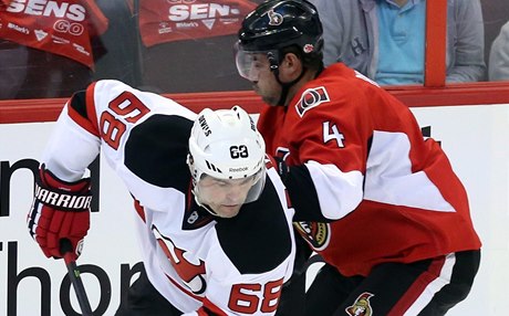 Český hokejista New Jersey Devils Jaromír Jágr (vlevo) a Chris Phillips z Ottawy Senators 