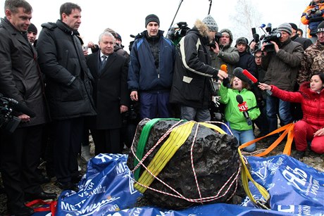 eljabinský meteorit. Rusm se podailo z jezera vylovit pltunový kus.