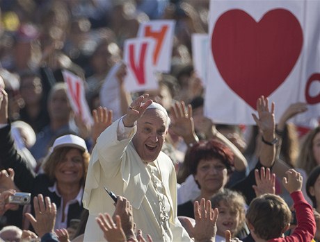 Radost ze setkáníi. Pape Frantiek na Svatopetrském námstí ve Vatikánu s vícími.