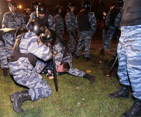 Kvli nepokojm v jiní Moskv zadrela policie více ne tisíc lidí. Na snímku je jeden z nich, obklopený policisty
