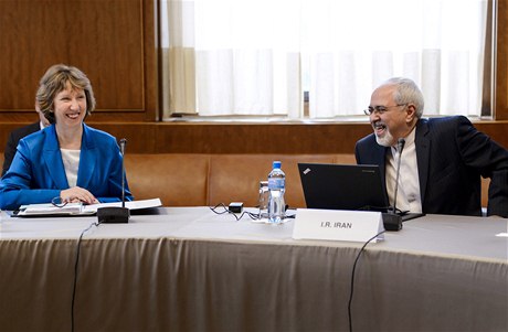 V úterý zaala v enev dvoudenní jednání o íránském jaderném programu. Na snímku je éfka evropské diplomacie Catherine Ashtonová s íránským ministrem zahranií Mohammaed Davádem Zarífem 
