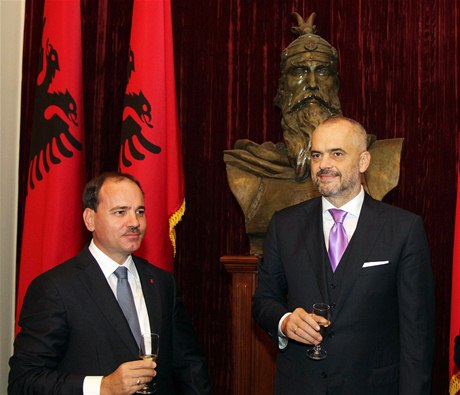 Albánský premiér Edi Rama a prezident zem Bujar Nishani