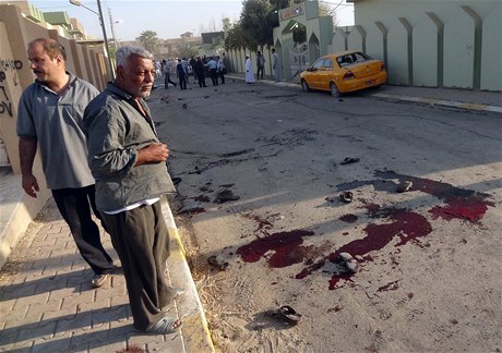Irák v sevení bombových útok. K sebevraedným atentátm dochází v zemi tém kadý den, tento snímek pochází z úterý 15. íjna  