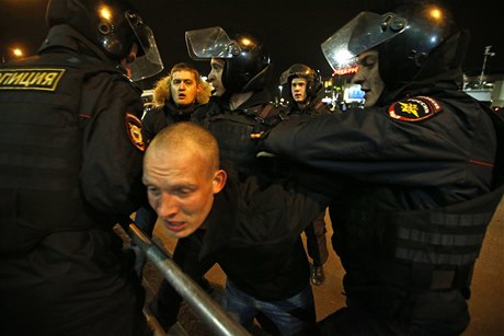 Ruská policie zasahuje jak proti imigrantm, tak protestujícím. Na snímku zadrený  demonstrant z ad nacionalist