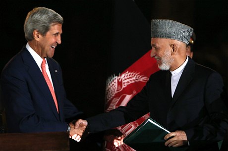 Afghánský prezident Hamid Karzai si podává ruku s americkým ministrem zahranií Johnem Kerry.