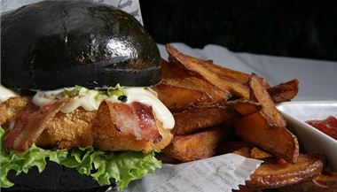 Night Rider burger s domcmi hranolky