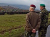 Náelník Generálního tábu Armády eské republiky Generálporuík Ing. Petr Pavel, M. A. si prohlíí seazené jednotky voják ped zahájením cviení Grim Campaigner 2013.