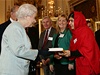 Malalaj pedává královn Albt svou autobiografii.