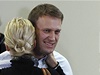 Alexej Navalnyj objímá svou manelku poté, co vyslechl verdikt soudu
