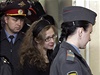 Mariji Aljochinovou eskortují policisté do soudní místnosti (záí 2013)