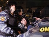Speciální policejní jednotky OMON musely zasahovat proti stovkám Rus.